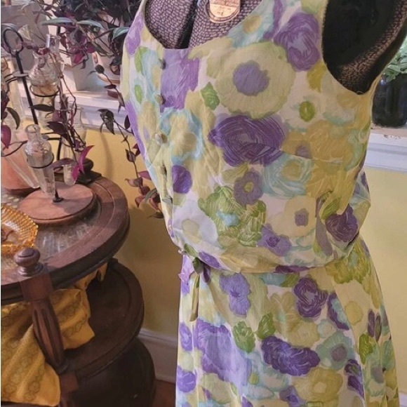 Vintage 
1960's A Dayval Dress. Gorgeous floral design. Polyester, lined. US6 - Picture 4 of 6